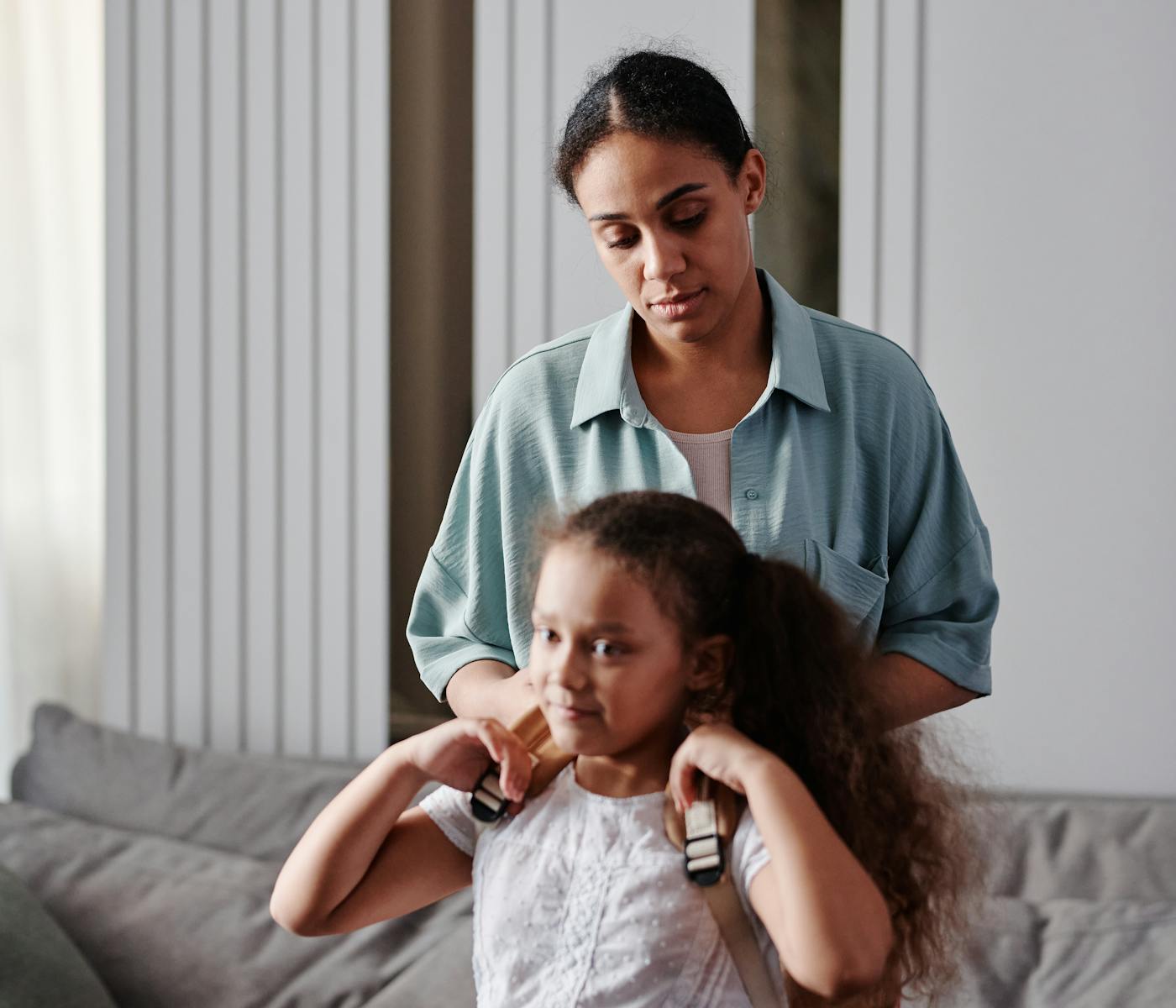 Няня и дети в домашней обстановке