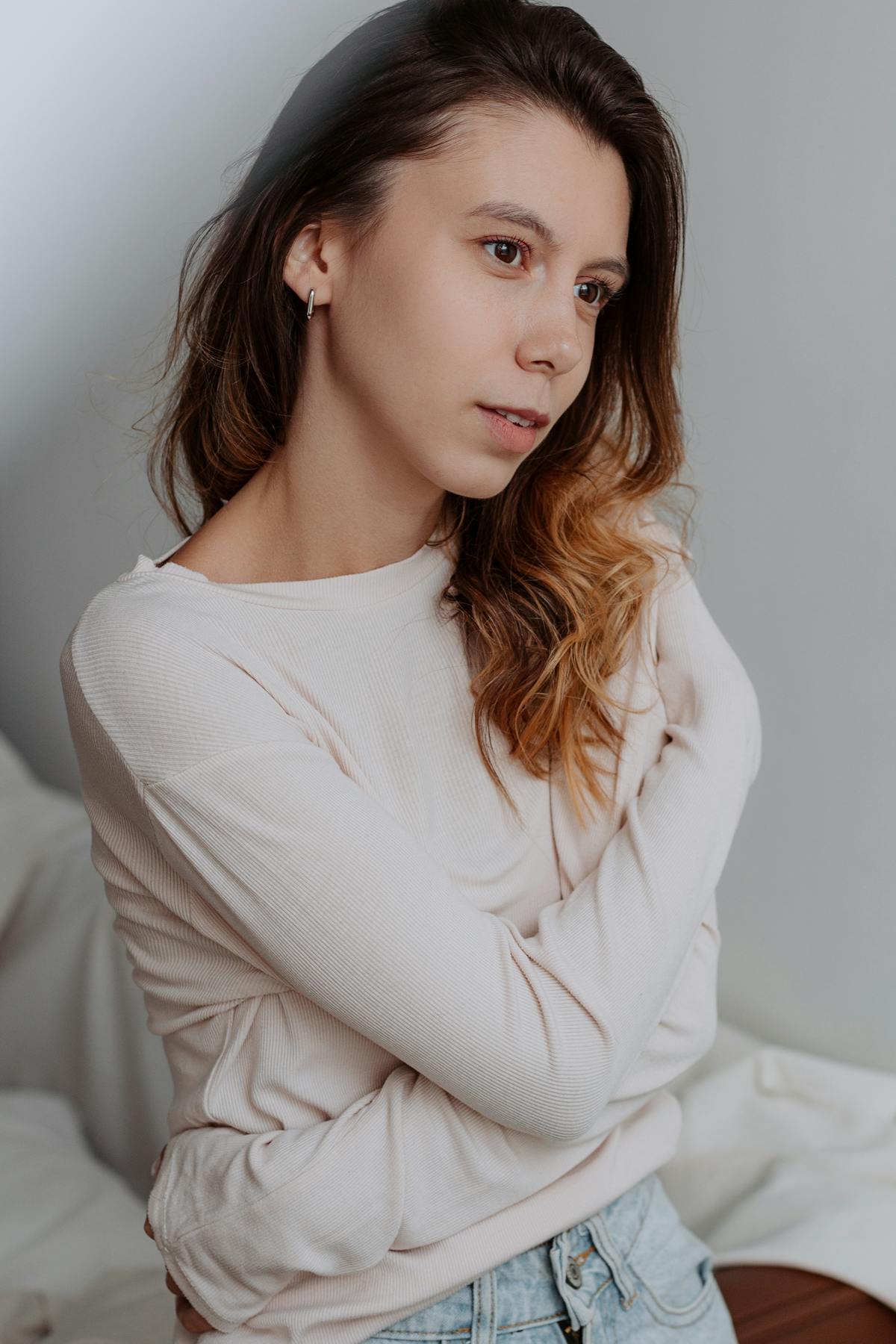 Нейтральный портрет молодой женщины