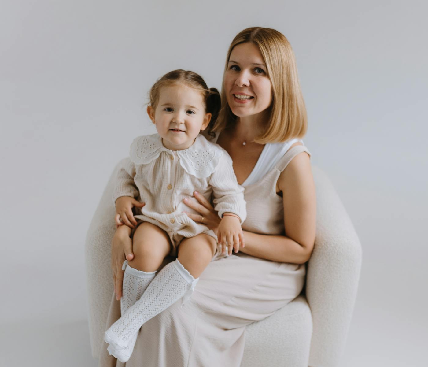 Няня с ребёнком в спокойной домашней обстановке