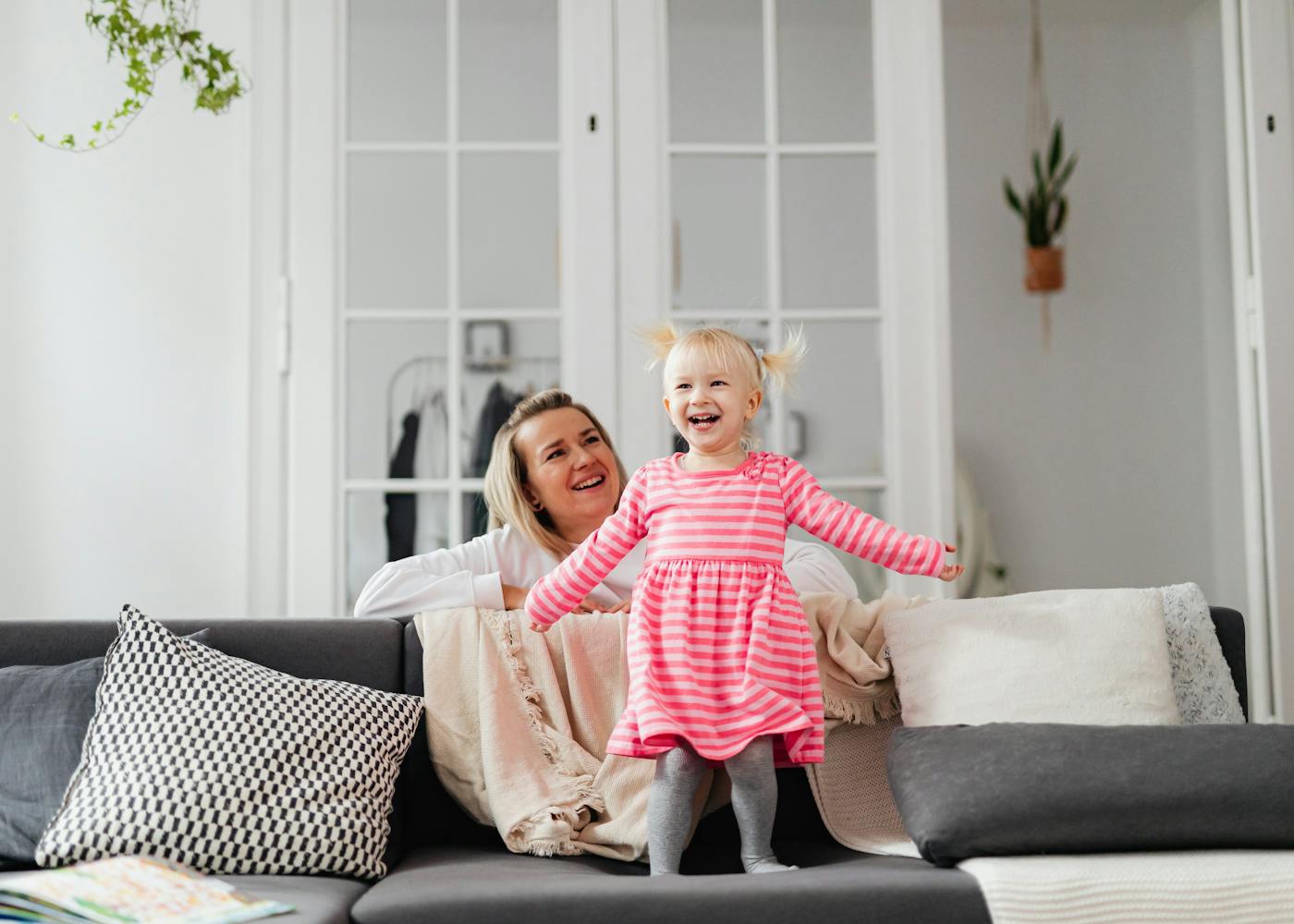 Няня и маленький ребёнок в светлой гостиной